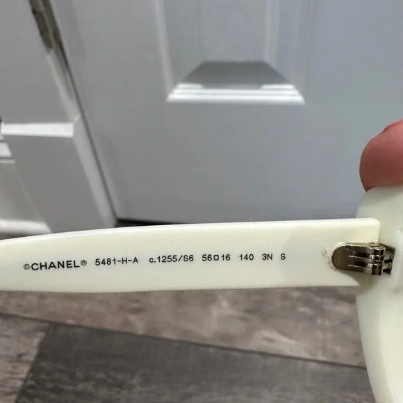 CHANEL white Cat Eye/Pearl Sunglasses - Picture 7 of 7